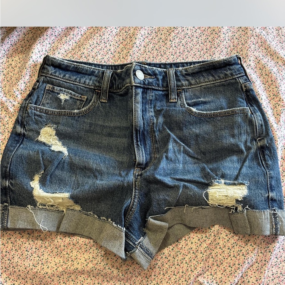 Hollister Ultra High Rise Mom Shorts 💙 Distressed Denim W29 / Sz 8 Rolled Hem